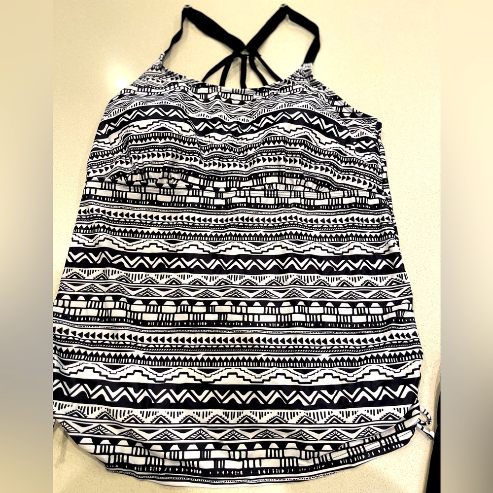 YONIQUE Woman’s 2 piece Tankini with Shorts Black / White Swimsuit Size: Large